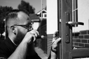 wymiana zamka w drzwiach