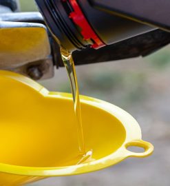 Do czego może doprowadzić brak regularnej wymiany oleju hydraulicznego?