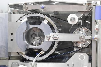 zapobieganie przypadkowemu rozlaczeniu maszyn przez wklady do korpusow