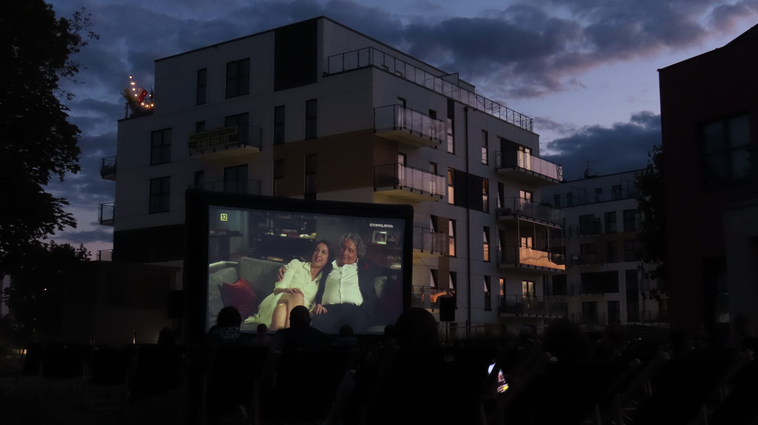 Kino letnie na Osiedlu Ja Sielska w Poznaniu, czyli sąsiedzka integracja pod gołym niebem!