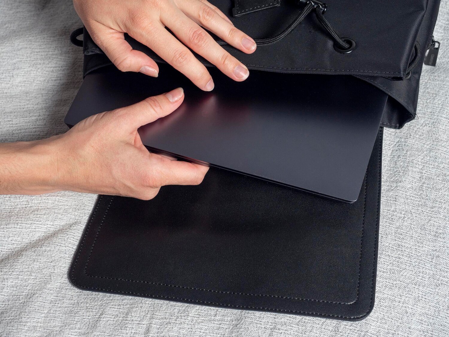 Jak bezpiecznie przechowywać i przewozić laptopa?