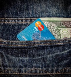 Nie zarabiamy, by żyć – żyjemy, by wydawać. Dlaczego tak trudno oszczędzać?