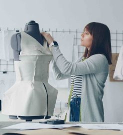 Dzień Krawcowej – zawód, który wraca do łask – Między tradycją, kreatywnością i nowoczesnymi technologiami