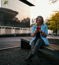 CZY BYCIE OFFLINE TO DZIŚ LUKSUS DLA WYBRANYCH?  CO DZIEJE SIĘ Z NASZYM MÓZGIEM NA CYFROWYM DETOKSIE I JAK SKUTECZNIE ODPOCZĄĆ OD EKRANU?