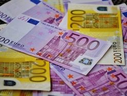 Wakacje po polsku: słońce, walizka i… euro w portfelu.  Gdzie Polacy wyjeżdżają i jakie waluty kupują najczęściej?