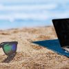 Laptop z widokiem na morze, a dane… na widoku?  Dlaczego praca z plaży może skończyć się większym stresem niż powrót z urlopu