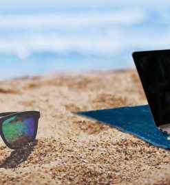 Laptop z widokiem na morze, a dane… na widoku?  Dlaczego praca z plaży może skończyć się większym stresem niż powrót z urlopu
