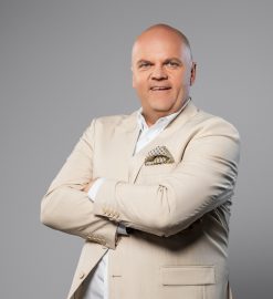 Pracownicy rezygnują przez brak relacji, nie brak benefitów. Jak zbudować silny zespół na lata?