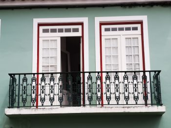 Balkon należy do mieszkania czy do wspólnoty? Od odpowiedzi zależy, kto zapłaci za remont