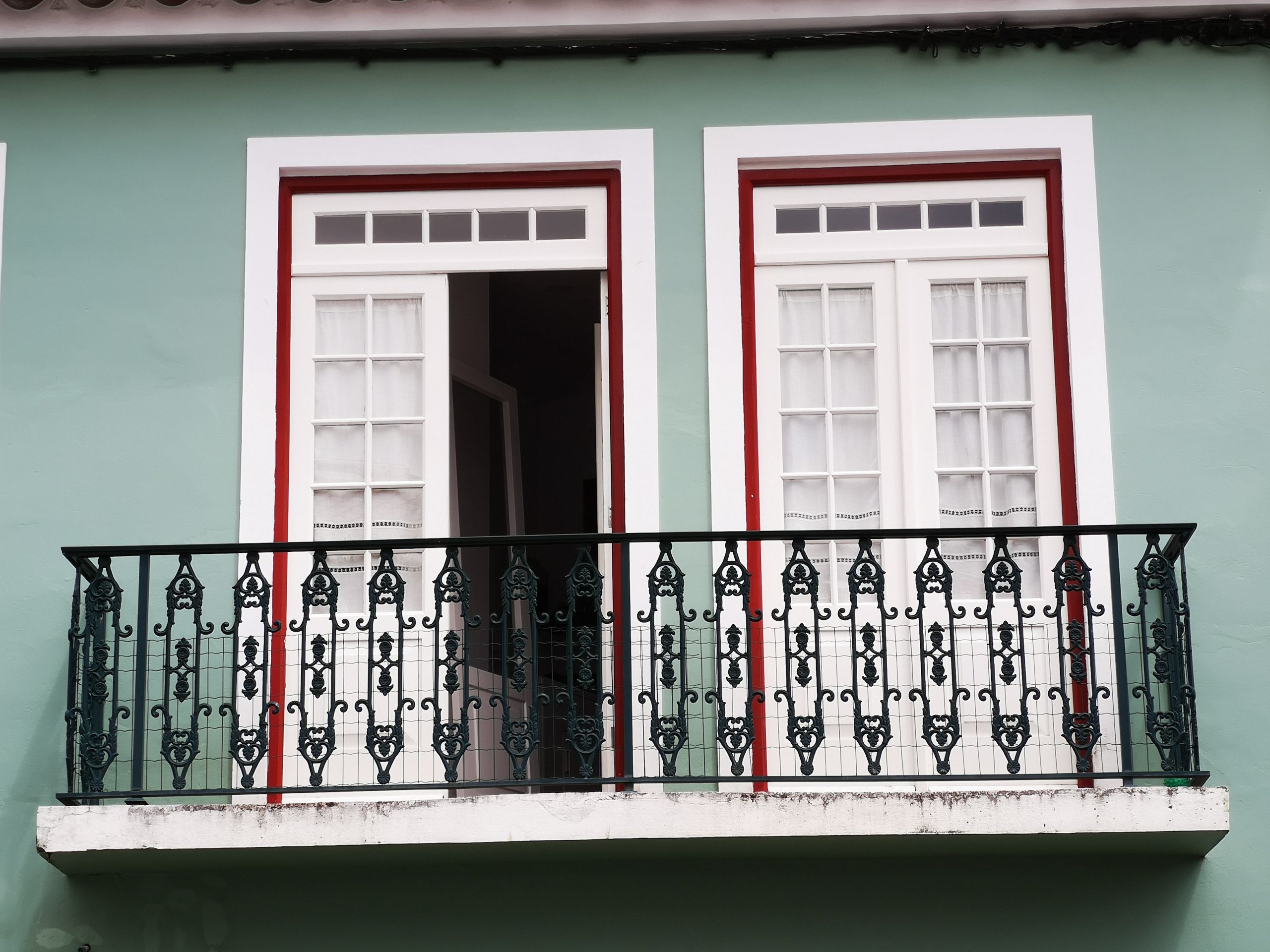 Balkon należy do mieszkania czy do wspólnoty? Od odpowiedzi zależy, kto zapłaci za remont