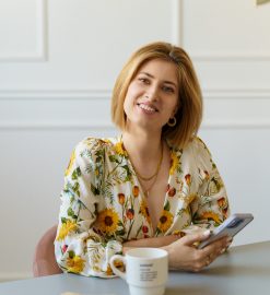 Nie potrzebujesz kolejnego poradnika. Potrzebujesz, żeby ktoś Cię wysłuchał. O nowej roli usług beauty